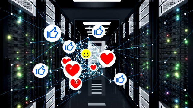 Social Media Icons with Network Grid in Server Room Seamless。微笑，竖起大拇指和心形符号在数据中心循环3d动画。视频素材