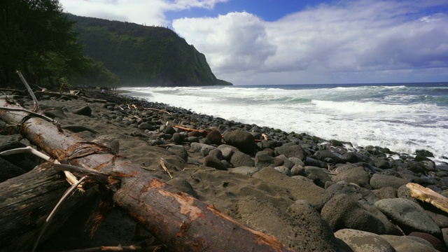 夏威夷大岛的Waipio湾黑沙滩视频素材