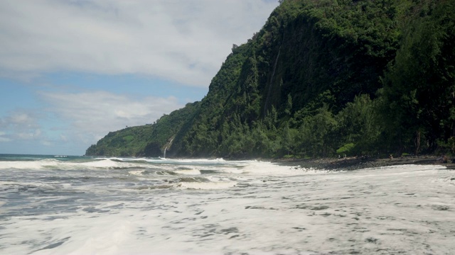 夏威夷大岛的Waipio湾黑沙滩视频素材