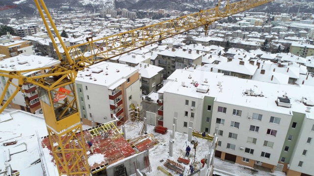 建筑工地鸟瞰图，平移拍摄，高空视角，冬季，建筑起重机，住宅区，建筑企业，视频素材