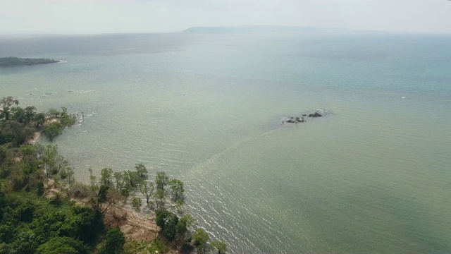 海洋和海滩与岩石在日落，鸟瞰图视频素材