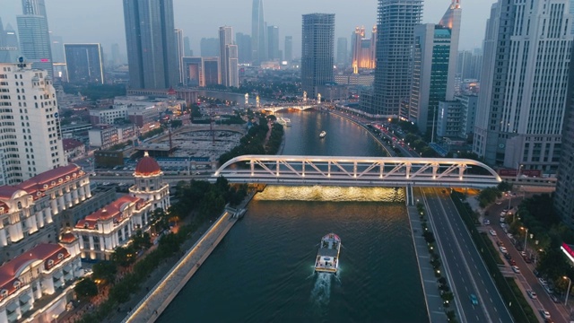 沿海河的城市景观视频素材