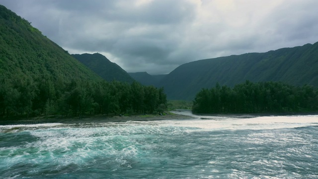 夏威夷大岛的Waipio湾和山谷的航拍视频素材