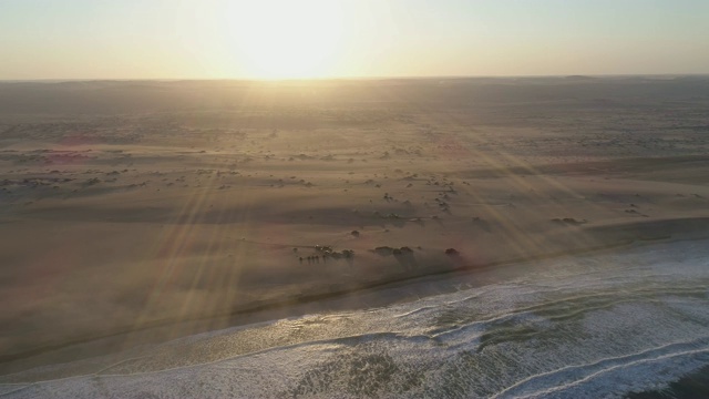 4K高鸟瞰图的游客和他们的4x4车辆露营在骷髅海岸，纳米比亚视频素材