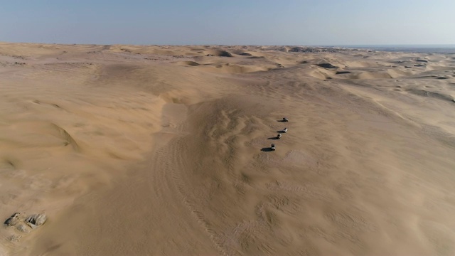 4K空中缩放，在风景如画的骸骨海岸沙丘，纳米比亚沙漠4x4车辆行驶视频素材