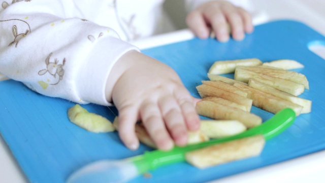 小男孩在桌子上吃苹果视频素材