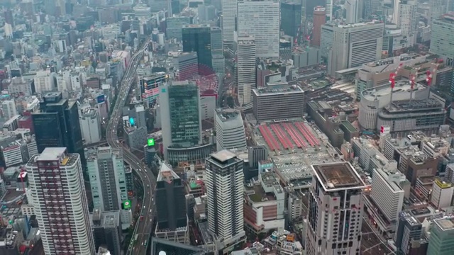 鸟瞰图的大阪市与许多摩天大楼在早上。大阪是日本第二大都市区大阪府的首府。视频素材