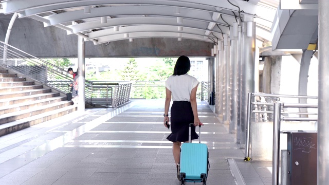 这位年轻女子正乘公共火车去机场。视频素材