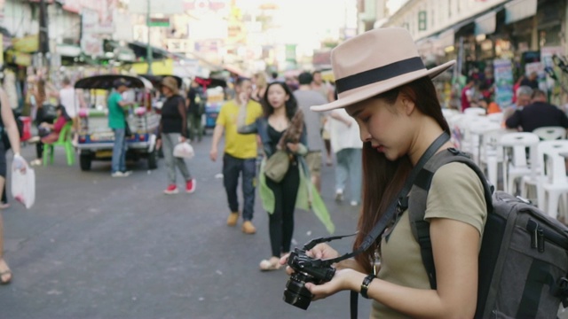 亚洲旅行者/游客在泰国曼谷Khao San路步行街散步和旅游拍照视频素材