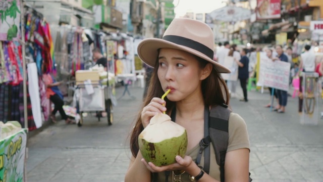 亚洲旅行者/游客在泰国曼谷Khao San路步行街徒步旅行视频素材