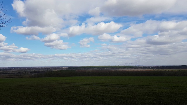 早春的东欧全景。阳光明媚的天气多云。农村。工业企业建筑为背景。视频素材