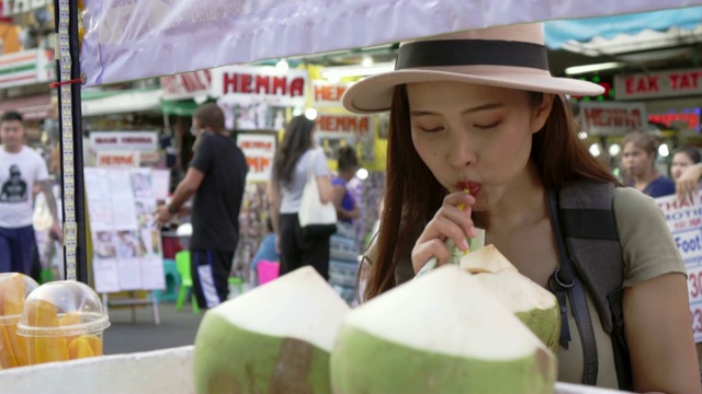 亚洲旅行者/游客在泰国曼谷Khao San路步行街徒步旅行视频素材