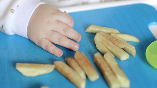 小男孩在桌子上吃苹果视频素材