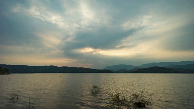 移动云与阳光在热带湖，时间流逝视频视频素材