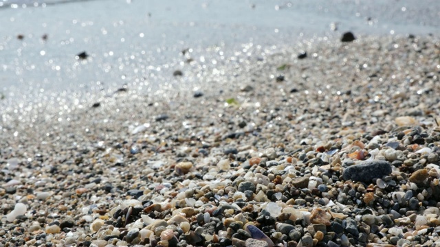 海滩上的蓝色纸船视频素材