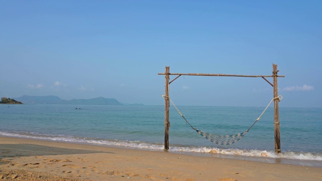 海滩和海边的空吊床视频素材