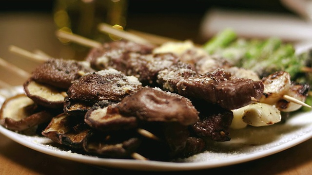 放在棍子上烤的食物视频素材