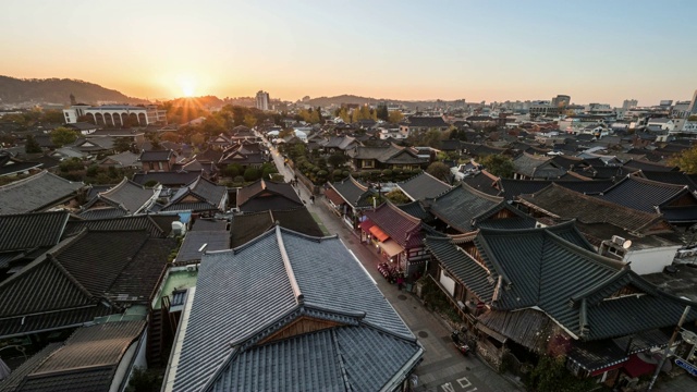 全州韩屋村(全州韩屋村有800多间韩国传统房屋)的游客夜景视频素材