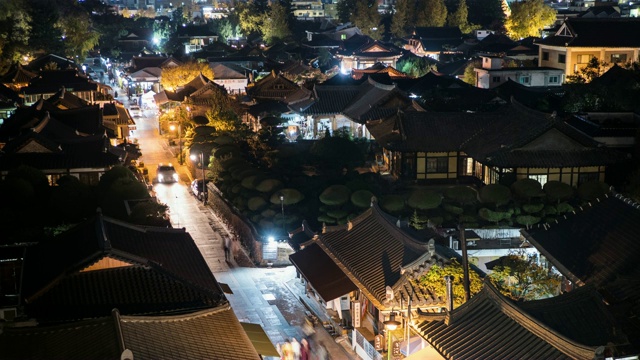 全州韩屋村(全州韩屋村有800多间韩国传统房屋)的游客夜景视频素材