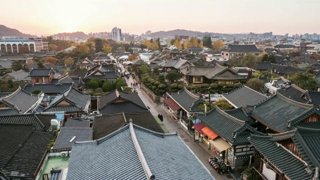 全州韩屋村(全州韩屋村有800多间韩国传统房屋)的日落景观视频素材