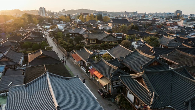 全州韩屋村(全州韩屋村有800多间韩国传统房屋)的日落景观视频素材