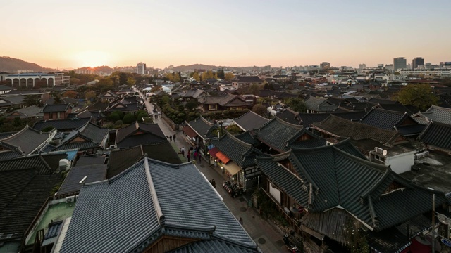 全州韩屋村(全州韩屋村有800多间韩国传统房屋)的日落景观视频素材