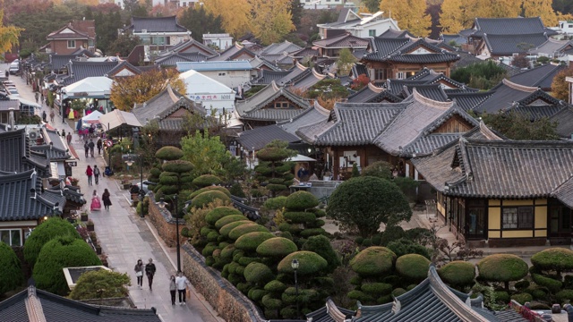 全州韩屋村(全州韩屋村有800多间韩国传统房屋)的日落景观视频素材