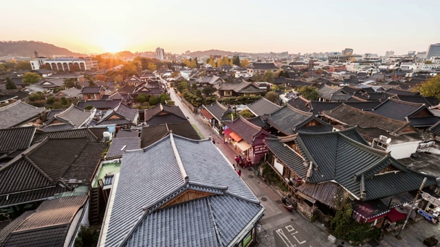 全州韩屋村(全州韩屋村有800多间韩国传统房屋)的日落景观视频素材