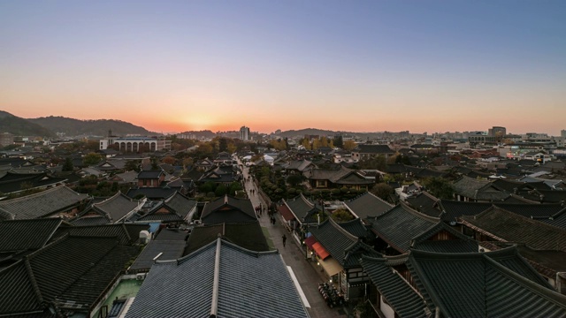 全州韩屋村(全州韩屋村有800多间韩国传统房屋)的游客夜景视频素材