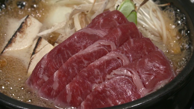 Sukiyaki(日式料理)在火锅上煮视频素材