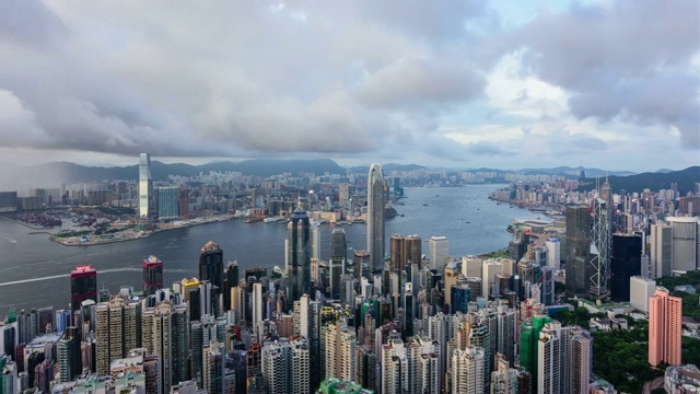 维多利亚港周围的市中心和香港的云景视频素材