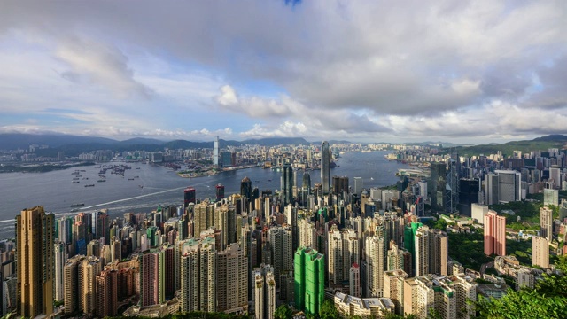 维多利亚港周围的市中心和香港的云景视频素材