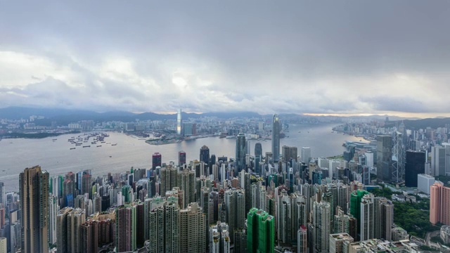 维多利亚港市区的日出景观和香港的云景视频素材