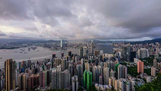 维多利亚港市中心的白天到晚上的景色和香港的云景视频素材