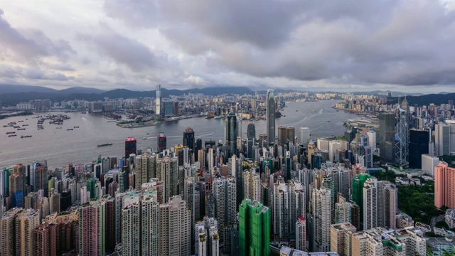 维多利亚港周围的市中心和香港的云景视频素材