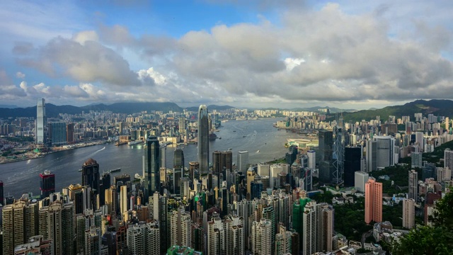 维多利亚港周围的市中心和香港的云景视频素材