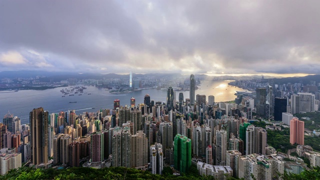 维多利亚港市区的日出景观和香港的云景视频素材