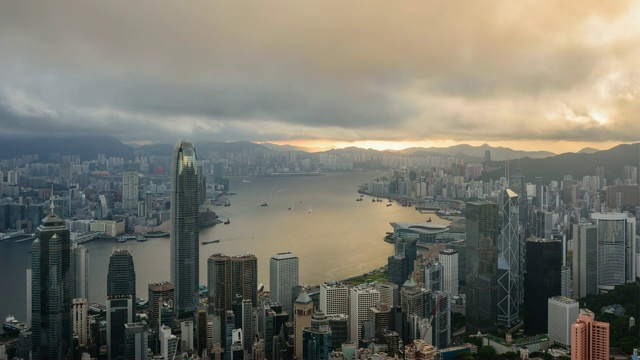 维多利亚港市区的日出景观和香港的云景视频素材