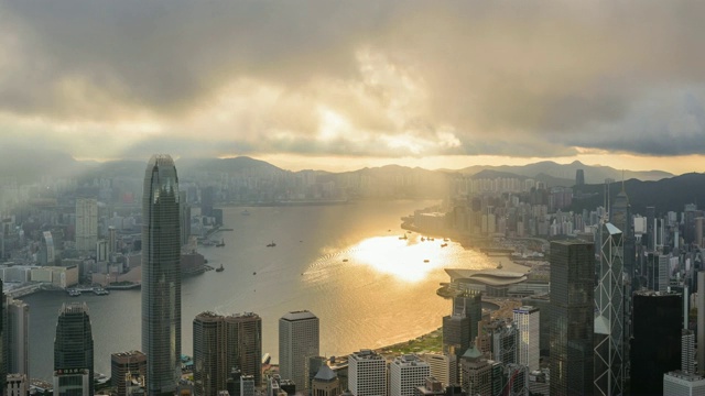 维多利亚港市区的日出景观和香港的云景视频素材