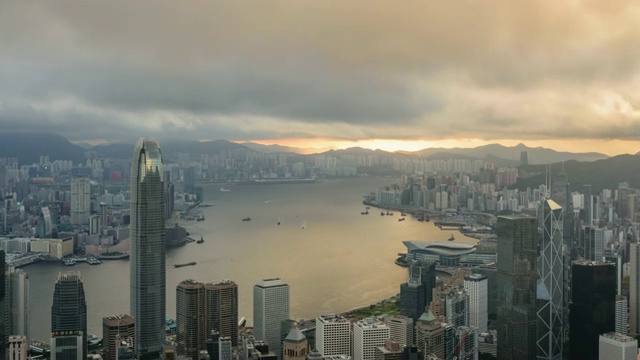 维多利亚港市区的日出景观和香港的云景视频素材