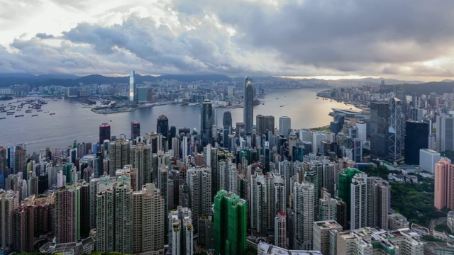 维多利亚港市区的日出景观和香港的云景视频素材