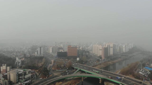 无人机POV细尘和城市景观，永登浦，韩国首尔视频素材