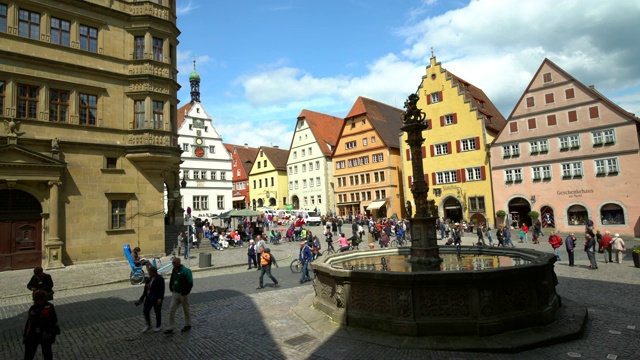 Rothenburg ob der Tauber，有喷泉和许多人的实时市场。视频素材