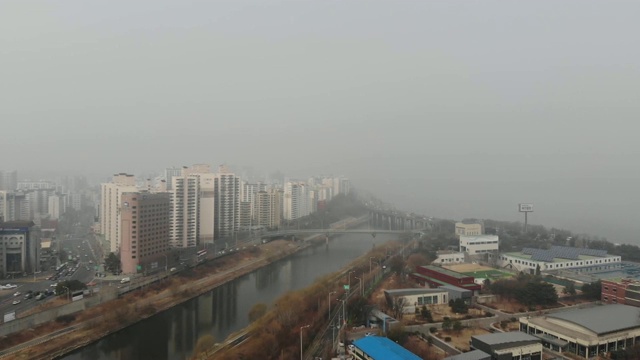 韩国首尔永登浦区，细尘和安阳川溪视频素材