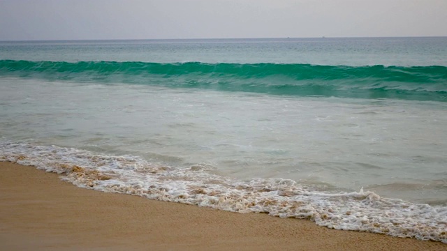 巨浪冲刷着热带海岸视频素材