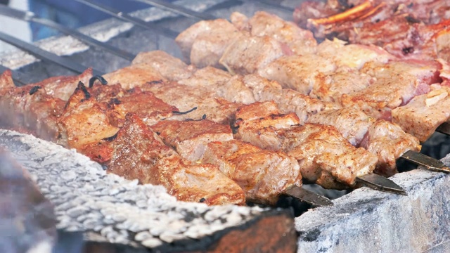 街边市场上的烤肉串。美味的烤的食物。街头食品。带皮的烤肉。视频素材