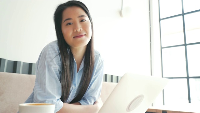 年轻的亚洲女人看着相机。视频素材