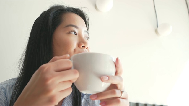 在自助餐厅休息。视频素材