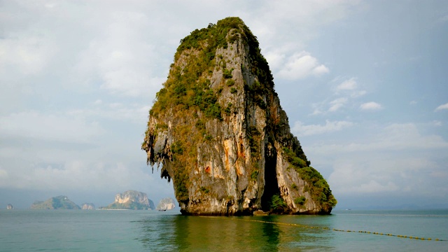 美丽的石灰岩岛屿，靠近热带海洋的海岸视频素材