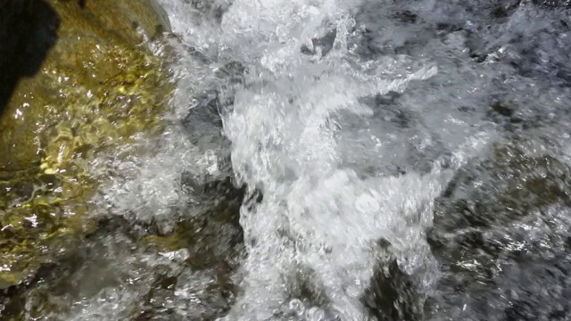 干净的水流动和飞溅视频素材